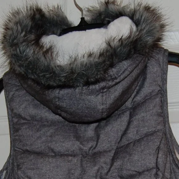 Green Tea Puffer Vest, Faux Fur Lined, Hooded, Zip Pockets, Gray, Size S - Picture 7 of 12